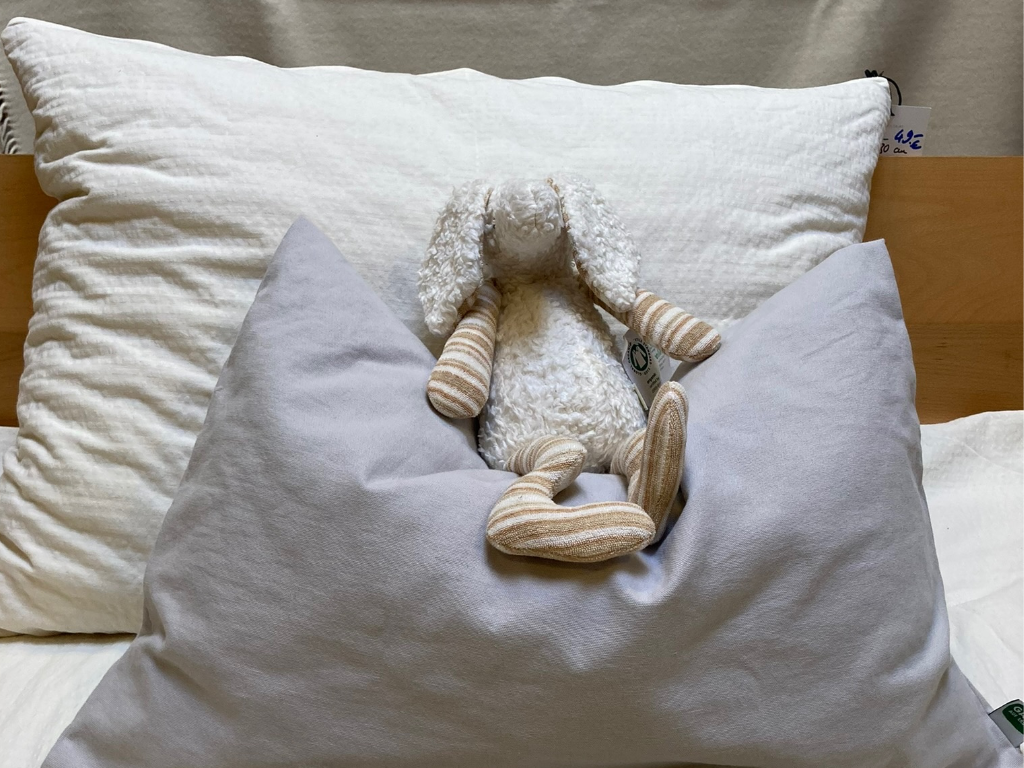 Stofftier Schaf auf einem Kissen